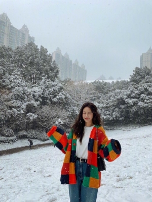 沈梦辰晒初雪美照 针织衫映衬白雪美成画报